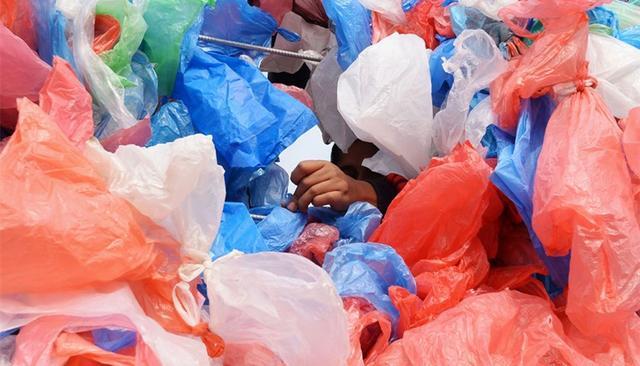 率先全面禁止销售和使用10个类型的塑料膜袋,餐具等一次性塑料制品